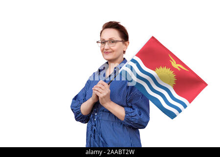 Drapeau Kiribati. Femme tenant le drapeau de Kiribati. Beau portrait de femme d'âge moyen 40 50 ans la tenue d'un grand drapeau isolé sur fond blanc. Banque D'Images