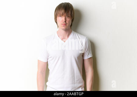 Portrait de jeune homme séduisant aux cheveux longs Banque D'Images