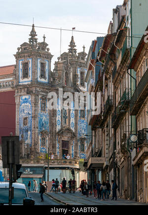 Voir à partir de la Rua 31 de Janeiro (31 janvier) sur la rue de l'église Saint Ildefonse de Tolède à Santo Ildefonso paroisse civile de la ville de Porto, Portugal Banque D'Images