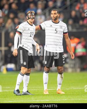 Frankfurt, Deutschland. 19 Nov, 2019. Niklas STARK (GER) avec Jonathan TAH r. (GER) en conversation, le geste, le geste, avec masque, masque de visage, Soccer Laenderspiel, championnat d'Europe, Qualification Groupe C, l'Allemagne (GER) - Irlande du Nord (RIN) 6 : 1, le 19.11.2019 à Francfort/Allemagne. ¬ | Conditions de crédit dans le monde entier : dpa/Alamy Live News Banque D'Images
