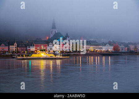 Car-ferry à St.Goar sur la Loreley de brouillard Banque D'Images