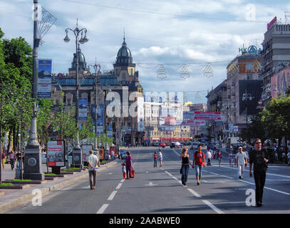 KIEV, UKRAINE - 13 juin 2008 : par la rue Khreschatyk. Est la rue principale Khreshchatyk de Kiev - la capitale de l'Ukraine. Banque D'Images