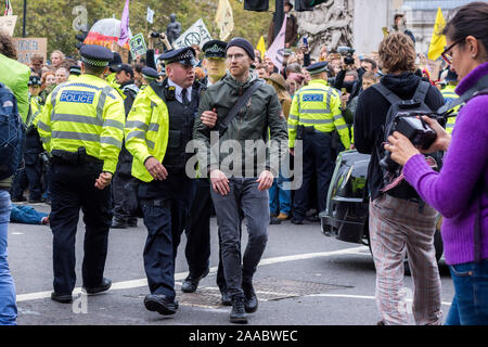 Londres, Angleterre - 11 octobre 2019 : Extinction manifestant arrêté par la rébellion des forces de police à Trafalgar Square London Banque D'Images