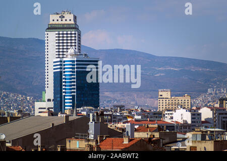 Izmir, Turquie - le 27 mai 2017 : Izmir Ville vue panoramique à partir de capacités en ville. Izmir est la troisième plus grande ville de Turquie. Banque D'Images