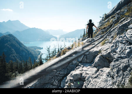 Une via ferrata et un randonneur non sécurisé au Mont Schoberstein en face du lac Attersee (Dossier) dans les Alpes, Autriche Banque D'Images