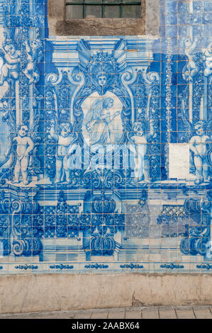 Porto, Portugal. La chapelle Santa Catarina, aka Almas chapelle décorée d'azulejos, le portugais typiques carreaux bleus Banque D'Images