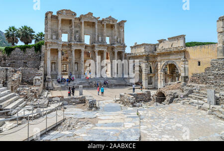 Izmir, Turquie - 13 juin 2017 : Les gens visitent la bibliothèque bibliothèque de Celsus ( Celcius) à Ephèse ancienne ville. Ephèse est populer site historique Banque D'Images