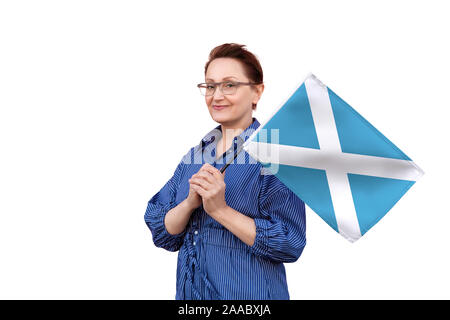 Drapeau de l'Écosse. Femme tenant un drapeau écossais. Beau portrait de femme d'âge moyen 40 50 ans la tenue d'un grand drapeau isolé sur fond blanc. Banque D'Images