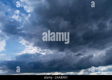 Des nuages de pluie (Nimbostratus), Bavière, Allemagne Banque D'Images