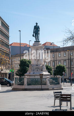 Statue du Roi Pedro V du Portugal à la place Batalha (Praca da Batalha) dans se département de Porto, Portugal Banque D'Images