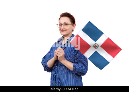 Drapeau de la République dominicaine. Femme tenant un drapeau. Beau portrait de femme d'âge moyen 40 50 ans la tenue d'un grand drapeau isolé sur fond blanc. Banque D'Images