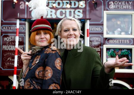 Mary Portas rejoint le cirque avec Nell Gifford. Banque D'Images