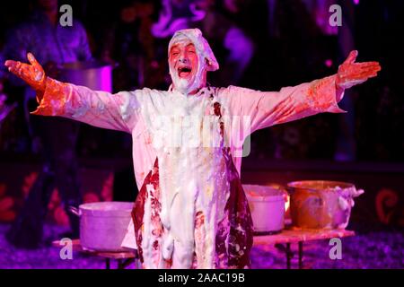 Jan Erik Brenner, l'hilarant duo clown avec Tweedy, faire un sketch slapstick éclaboussures dans Xanadu. Banque D'Images