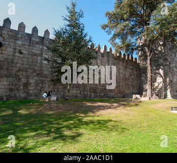 Murs de D. Fernando/Fernandina mur est un château médiéval situé à Porto, Portugal Banque D'Images