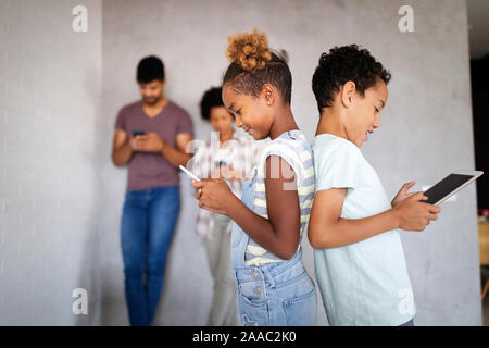 Relations sérieuses in havig enfants heureux et à l'aide d'appareils de technologie Banque D'Images