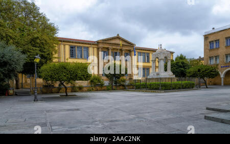 Nicosie, Chypre - 27 mars 2017 : l'école historique de Faneromeni au Faneromeni place de la vieille ville dans les remparts Vénitiens en Cypr Banque D'Images