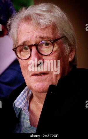 Jeremy Paxman, le journaliste de télévision et écrivain, s'exprimant lors d'une collecte de fonds de la fiducie, dans Nelson Minchinhampton, Gloucestershire, avec Henry Porter. Banque D'Images