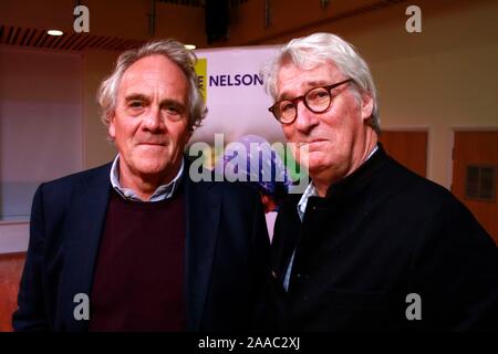 Jeremy Paxman, le journaliste de télévision et écrivain, s'exprimant lors d'une collecte de fonds de la fiducie, dans Nelson Minchinhampton, Gloucestershire, avec Henry Porter. Banque D'Images