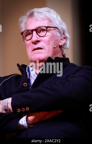 Jeremy Paxman, le journaliste de télévision et écrivain, s'exprimant lors d'une collecte de fonds de la fiducie, dans Nelson Minchinhampton, Gloucestershire, avec Henry Porter. Banque D'Images