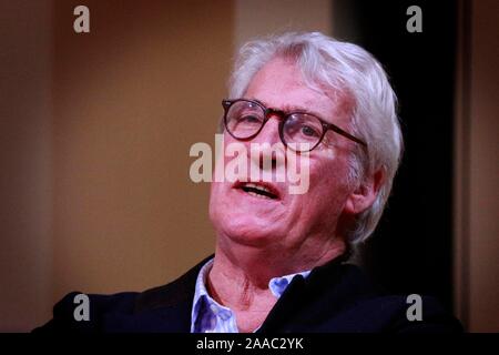 Jeremy Paxman, le journaliste de télévision et écrivain, s'exprimant lors d'une collecte de fonds de la fiducie, dans Nelson Minchinhampton, Gloucestershire, avec Henry Porter. Banque D'Images