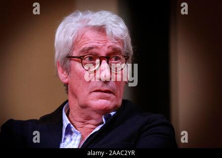 Jeremy Paxman, le journaliste de télévision et écrivain, s'exprimant lors d'une collecte de fonds de la fiducie, dans Nelson Minchinhampton, Gloucestershire, avec Henry Porter. Banque D'Images