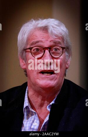 Jeremy Paxman, le journaliste de télévision et écrivain, s'exprimant lors d'une collecte de fonds de la fiducie, dans Nelson Minchinhampton, Gloucestershire, avec Henry Porter. Banque D'Images