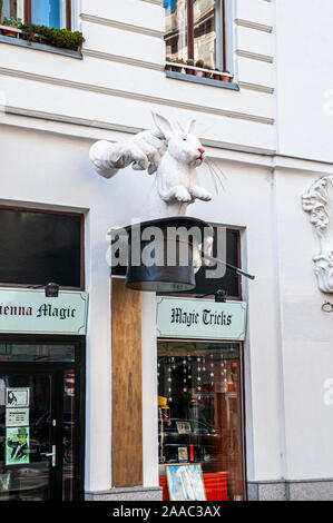 Tirant un lapin d'un chapeau. Un magic store se connecter à Vienne, Autriche Banque D'Images