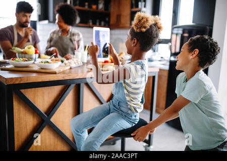 Famille heureuse la préparation des aliments sains dans Ensemble de cuisine Banque D'Images