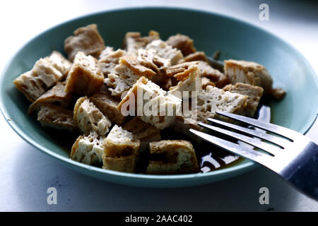 Photo de tranches fraîchement préparé ou de tofu tokwa frit servi comme plat d'accompagnement. Banque D'Images