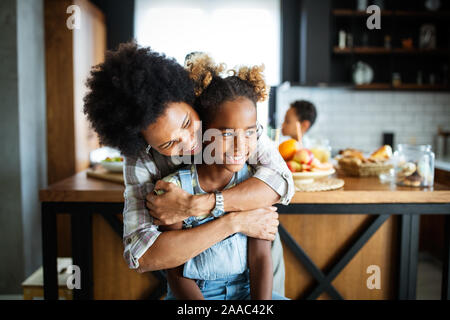 Professionnels de la mère et des enfants dans la cuisine. L'alimentation saine, de la famille, concept de cuisine Banque D'Images