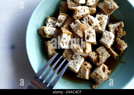 Photo de tranches fraîchement préparé ou de tofu tokwa frit servi comme plat d'accompagnement. Banque D'Images