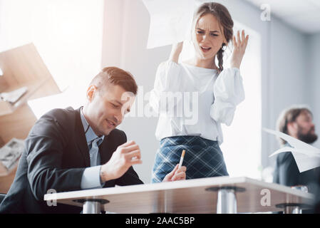 Sélection d'un candidat au poste qui est interrogée dans un beau, spacieux bureau. Banque D'Images