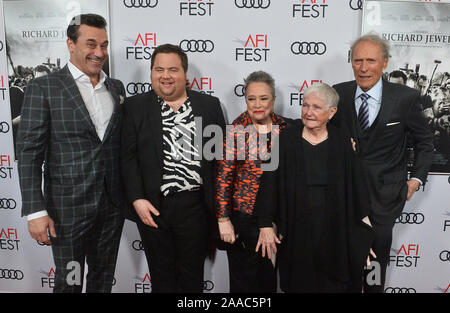 Acteurs John Hamm, Paul Walter Hauser et Kathy Bates, Bobi Jewell et Clint Eastwood (L-R) se réunissent pour une séance de photos lors de la première de la motion picture drama 'Richard Jewell" au théâtre chinois de Grauman dans la section Hollywood de Los Angeles le mercredi, Novembre 20, 2019. Scénario : American security guard Richard Jewell (Paul Walter Hauser) sauve des milliers de vies à partir de l'explosion d'une bombe au Jeux Olympiques de 1996, mais il est dénigré par les journalistes et la presse qui a faussement déclaré qu'il était un terroriste. Photo par Jim Ruymen/UPI. Banque D'Images