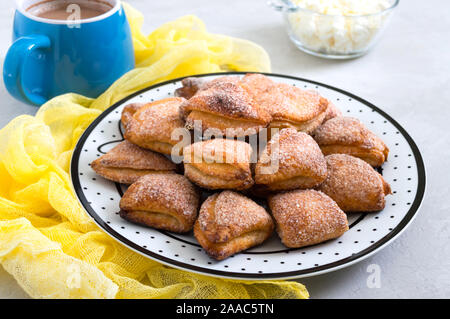 Des biscuits au fromage blanc délicieux sur une assiette. Pied d'oie cookies. Des gâteaux et du café pour le petit-déjeuner. Banque D'Images