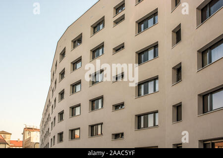 Bloc d'appartements rénové comme le logement abordable dans le centre d'une ville Banque D'Images