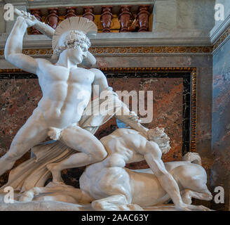 Intérieur du Kunsthistorisches Museum (Musée des beaux-arts) à Vienne, Autriche. Sculpture en marbre, Thésée bat le Centaure, 1875 par Antonio Cano Banque D'Images