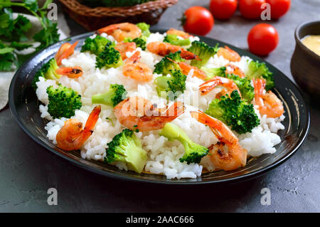 Riz aux crevettes et crème de brocoli, sauce au fromage. Des aliments sains et savoureux. Une bonne nutrition. Le régime de sports. Banque D'Images