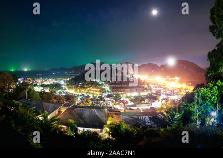 Vue de nuit de l'antenne à Phi-Phi Don. La province de Krabi, Thaïlande Banque D'Images