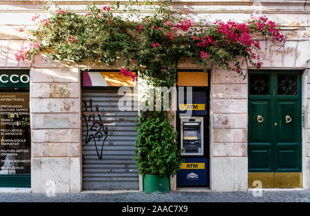 Distributeur automatique de billets à guichet automatique sur la rue Borgo Pio, quartier Saint Peter. Rome, Italie, Europe, UE Banque D'Images