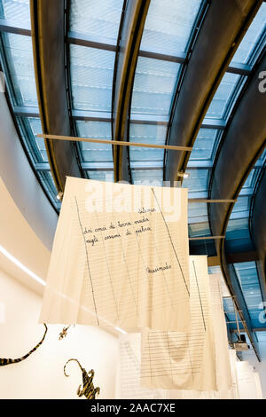 MAXXI, le Musée national des arts du XXIe siècle Centre d'art contemporain et d'architecture. Panneaux d'affichage suspendus. Moderne. Rome, Italie, Europe, UE Banque D'Images