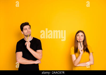 Photo de la pensée réfléchie devinant couple de deux personnes de réfléchir sur leur nouveau projet sur lequel travaillait comme pigistes isolated over vivid Banque D'Images