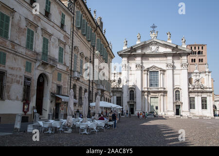 Des tables et des chaises alignées sur la place à l'extérieur de la curie Mgr di Mantova à Mantoue (Mantova), en Italie sur la Piazza Sordello. Banque D'Images