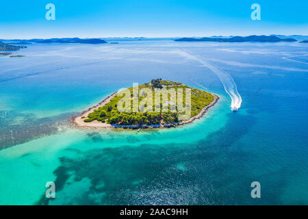 Beau Paradis bleu, les petites îles archipel sur la mer Adriatique dans la région de Dalmatie, Croatie, drone vue aérienne Banque D'Images
