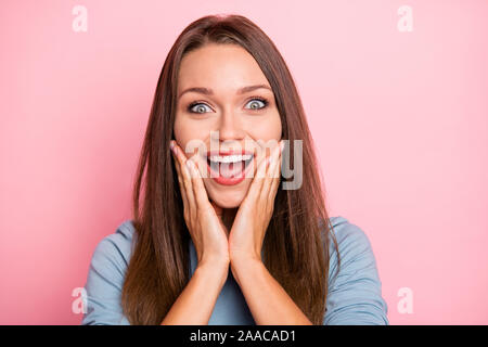 La photo en gros plan de nice cute positive joyeuse bikes smiling toothily : exprimer des sentiments sur le visage en pull bleu pastel rose isolé Banque D'Images