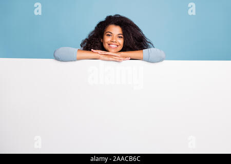 Photo de blanc, jolie petite amie douce nice positive appuyée sur d'ouverture vierge blanc rayonnant sourire toothily fond couleur bleu pastel isolés Banque D'Images