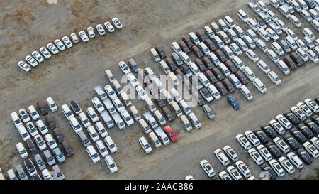 21 novembre 2019, Shanghai, Jiangsu, Chine : Jiangsu, Chine-photo aérienne prise le 20 novembre 2019 montre un grand parking près de la maire de Nantong, province du Jiangsu en Chine de l'Est.stationné ici existe de nombreuses marques de voitures à 4s...magasins ventes au détail de voitures de tourisme de Chine ont chuté de 6  % en octobre sur un an à 1,87 millions d'unités, selon les données publiées par l'association.C'était le quatrième mois consécutif de déclin.Similaire à la mois-sur-mois tendance de 2018, le terminal demande des consommateurs n'est pas prospère. (Crédit Image : © SIPA l'Asie via Zuma sur le fil) Banque D'Images