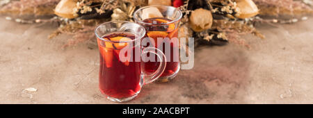 Deux verres de vin chaud de Noël avec des oranges et d'épices sur un fond de texture. Focus sélectif. Copier l'espace. Close-up. Banque D'Images