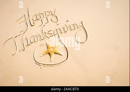 Joyeux Thanksgiving message avec étoile de décoration à la main sur la plage de sable lisse copy space Banque D'Images