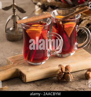 Deux verres de vin chaud de Noël avec des oranges et d'épices sur un fond de texture. Focus sélectif. Copier l'espace. Close-up. Banque D'Images