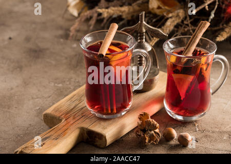 Deux verres de vin chaud de Noël avec des oranges et d'épices sur un fond de texture. Focus sélectif. Copier l'espace. Close-up. Banque D'Images